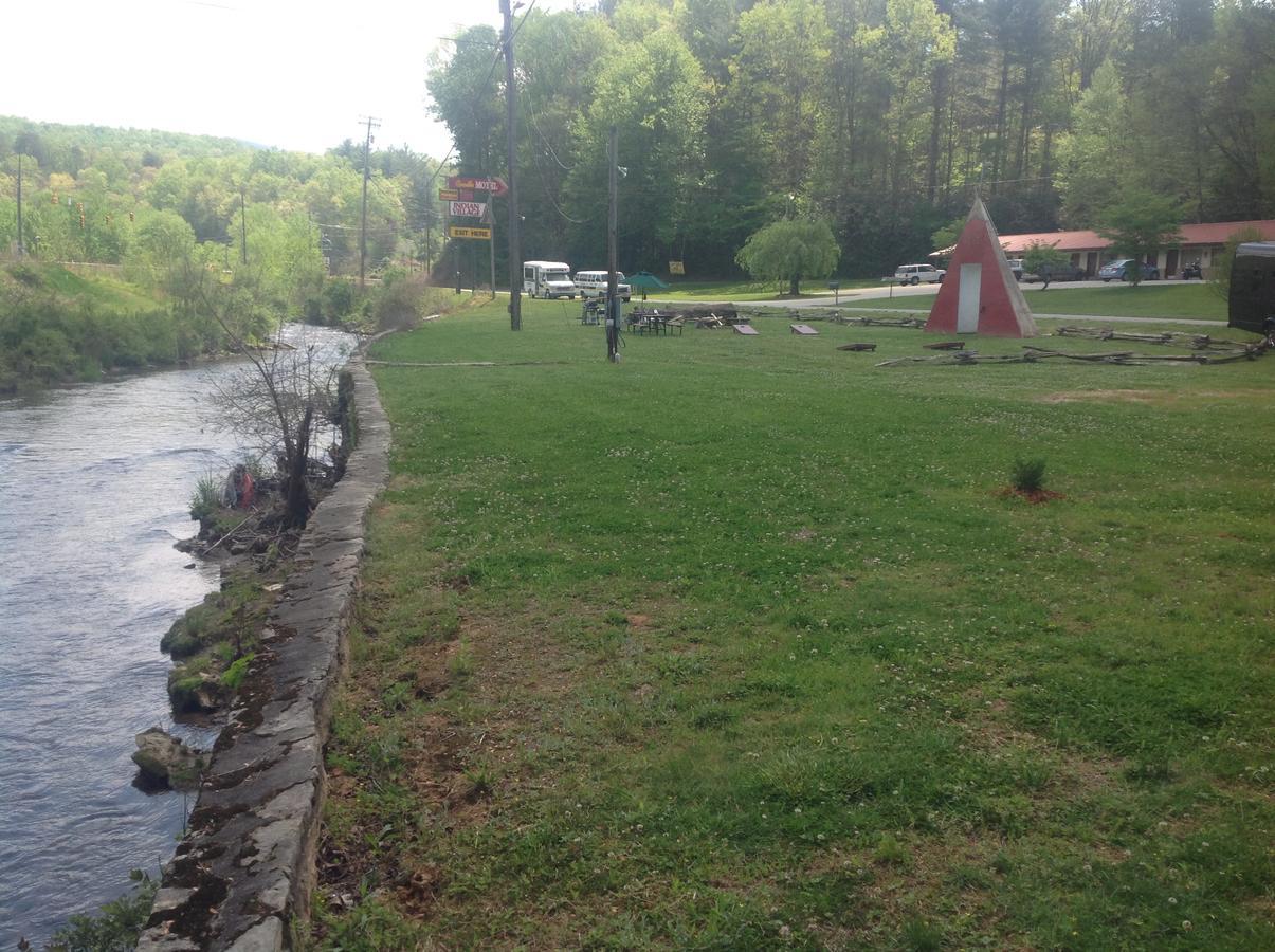Qualla Cabins And Motel Cherokee Near Casino Whittier Exterior photo